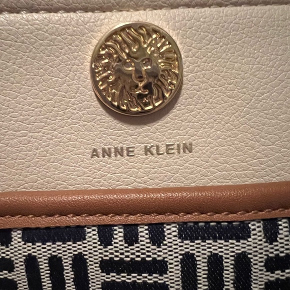 Anne Klein woman’s tote handbag in tan and blue. - Picture 3 of 8